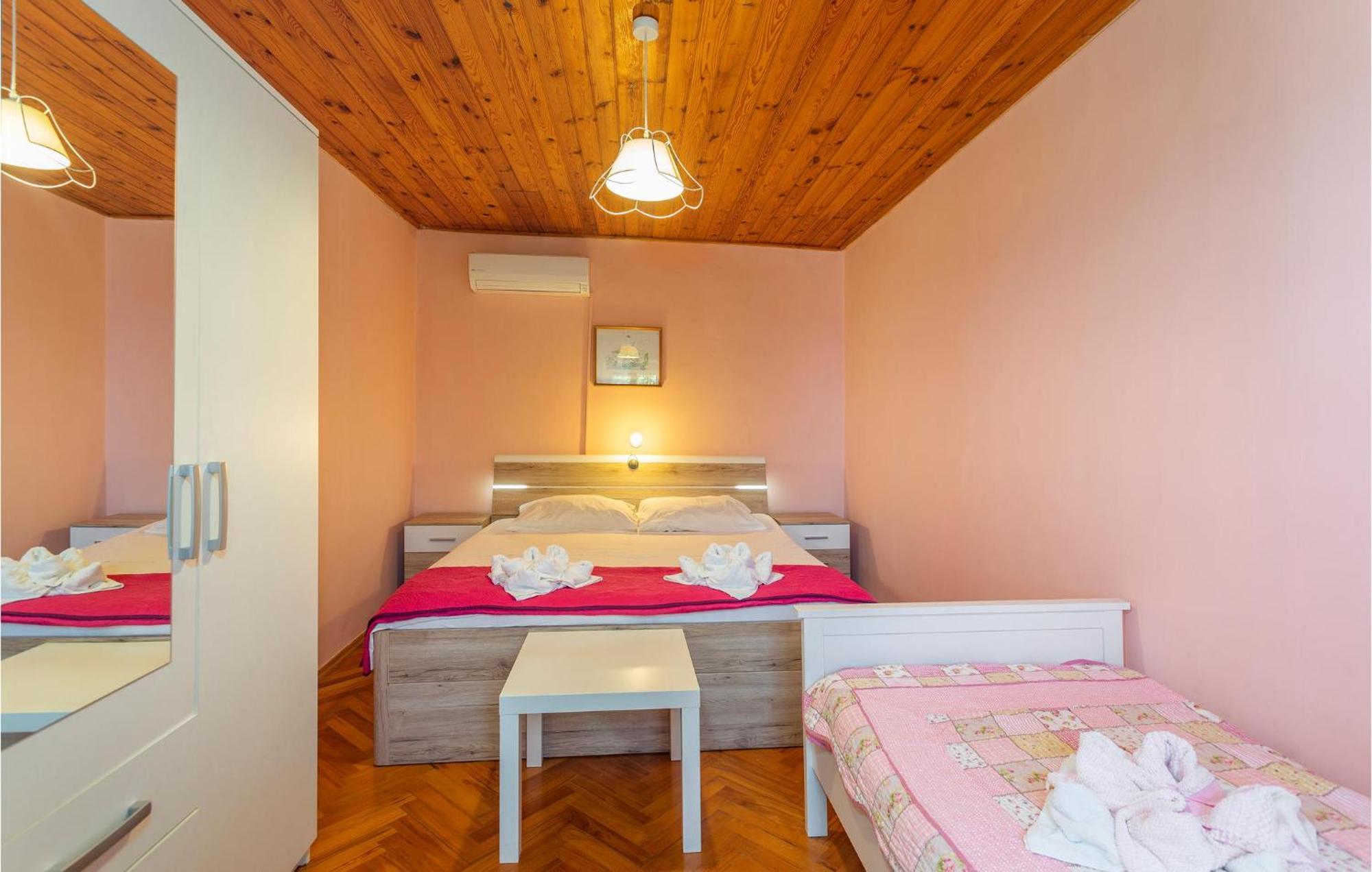 Cozy Home In Omisalj With Kitchen エクステリア 写真
